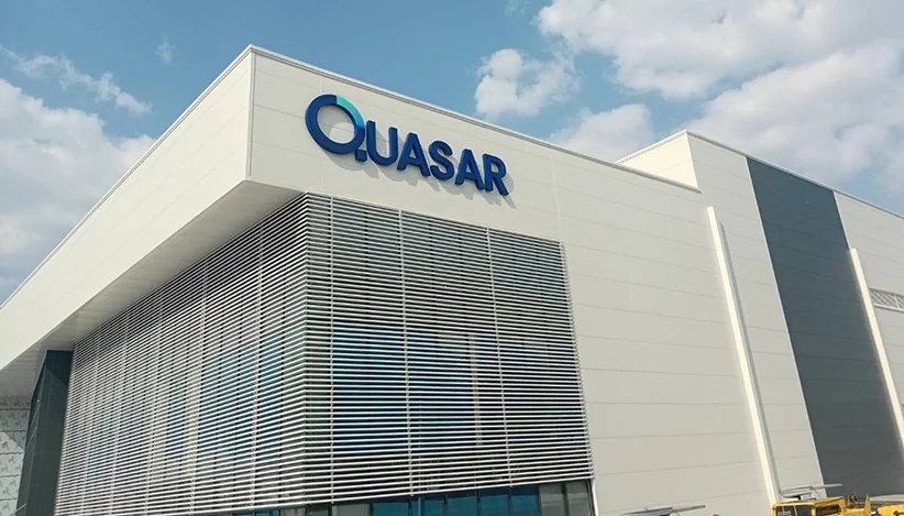 ป้ายชื่อสแตนเลสพ่นสีติดหน้าอาคารบริษัท QUASAR นิคมอุตสาหกรรมปิ่นทอง ชลบุรี